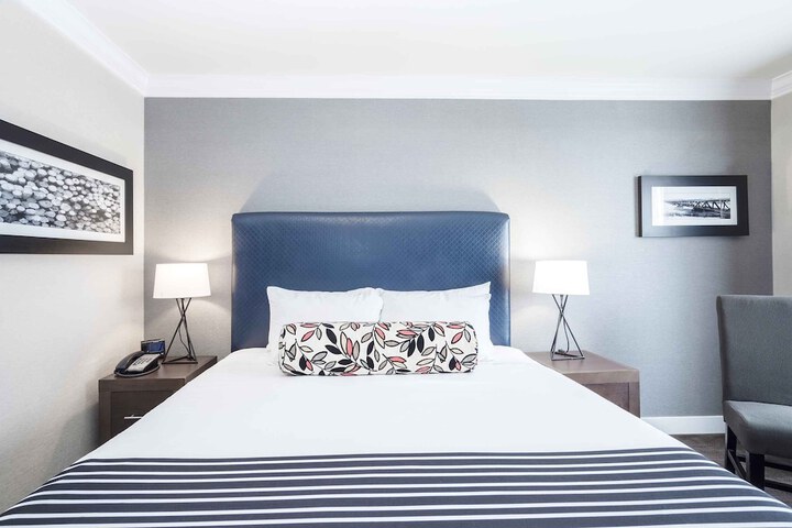 Room 32 of 48