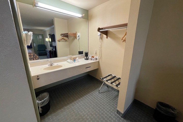 Room 13 of 20