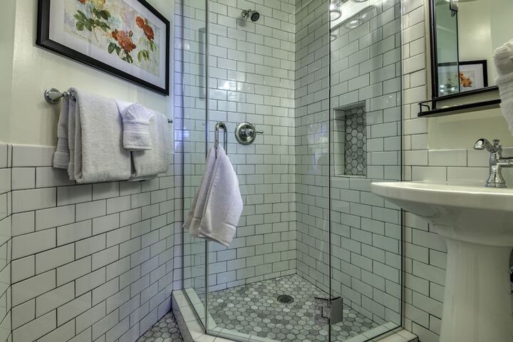 Room 7 of 28