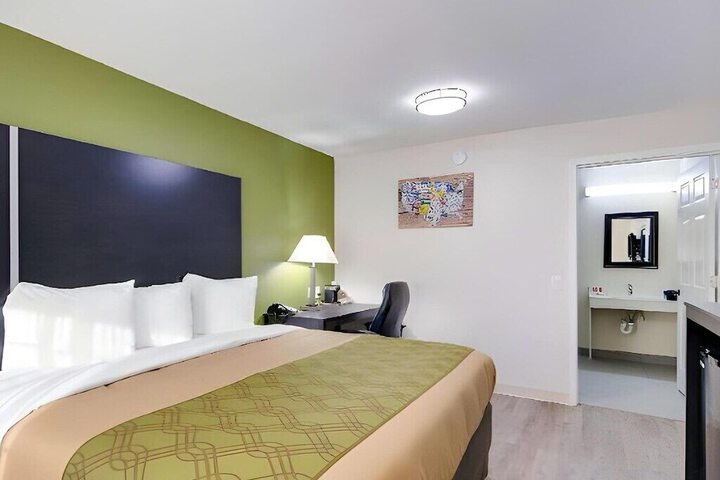 Super 8 by Wyndham Palestine