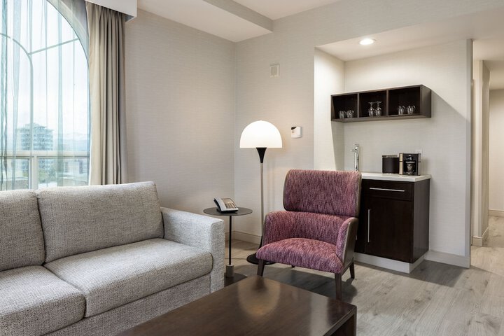Lounge 136 of 158
