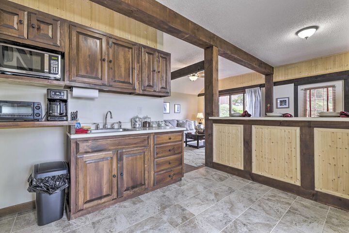 Private Guest House w / Deck + Spectacular Views!