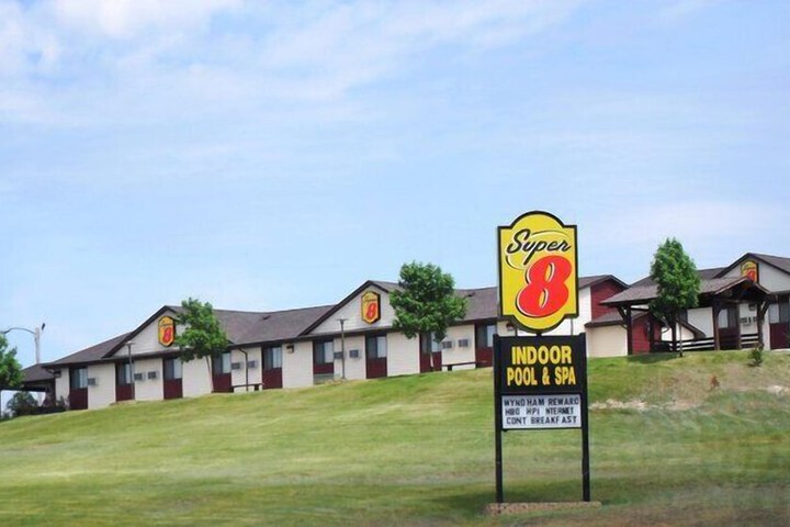 Super 8 by Wyndham Chamberlain SD