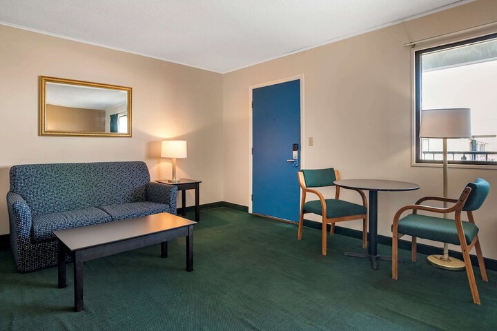 Room 9 of 30