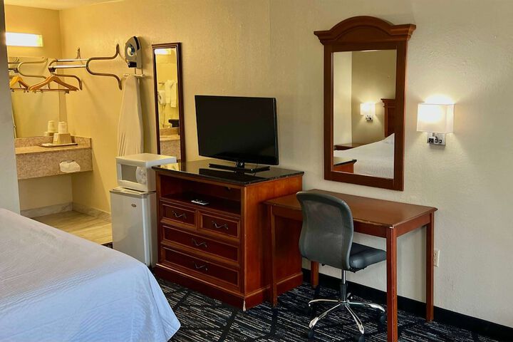 Room 4 of 10
