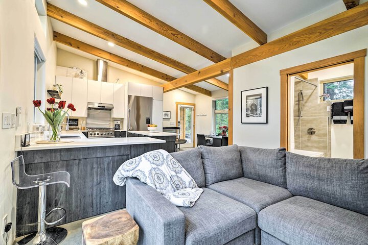 Heated Swim Spa! 15-acre Cabin on Skykomish River