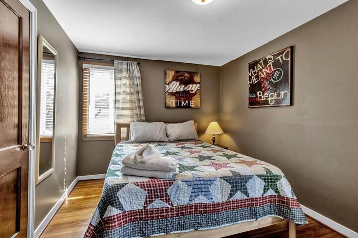 Gorgeous 2 Queen Bedroom Apartment in North Buffalo with 70 inch TV