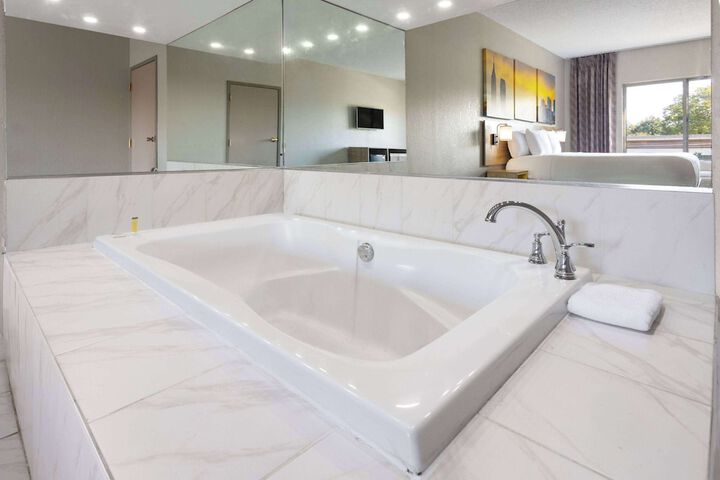 Hot Tub 61 of 68