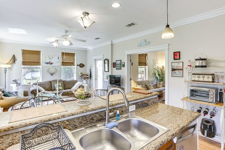 Lovely Carrabelle Home w / Lake Views & Pool Access
