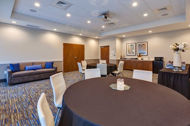Holiday Inn Express & Suites Eau Claire West I-94 by IHG