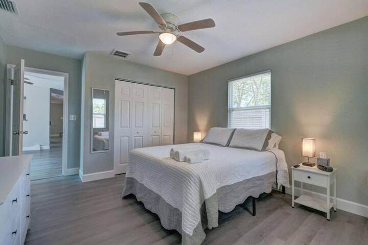 Heated Pool Close to St. Pete Tampa Pet Friendly
