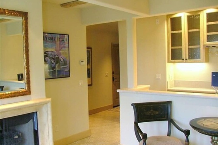 Room 9 of 32