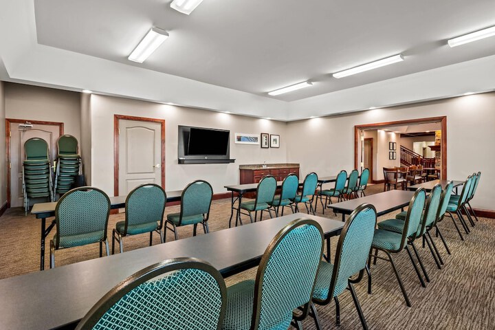 Country Inn & Suites by Radisson RED Wing, MN