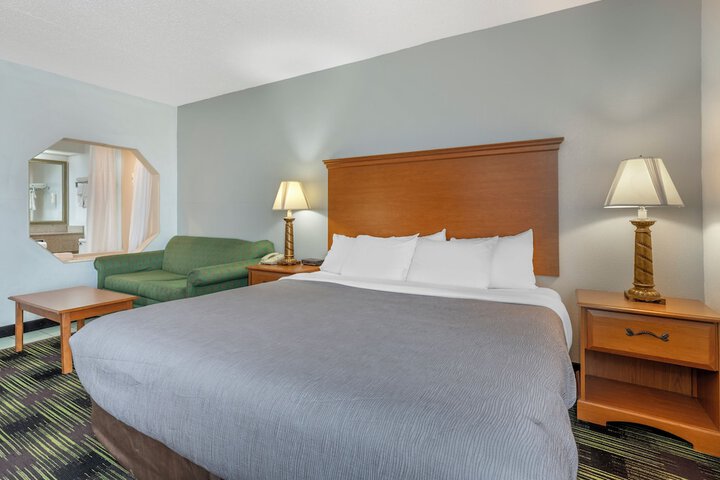 Quality Inn & Suites Near Amish Country