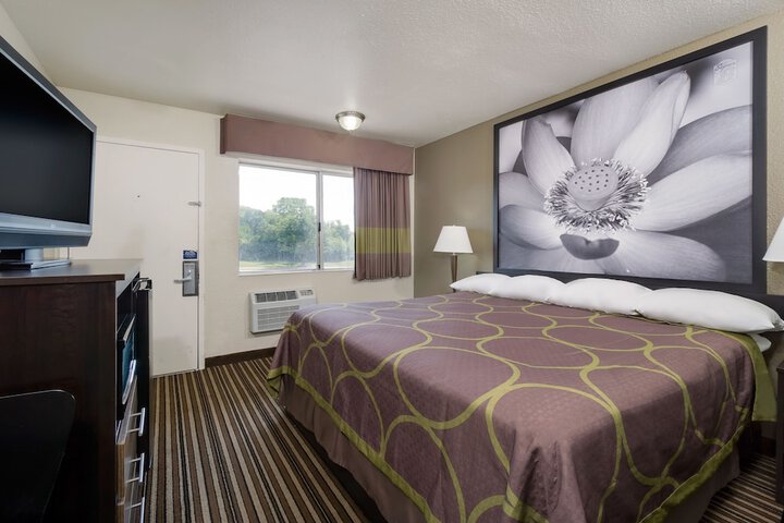 Room 8 of 18