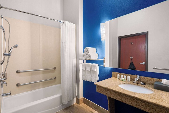 Room 33 of 42