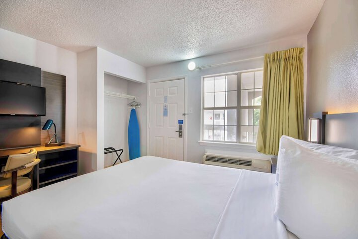 Room 18 of 25