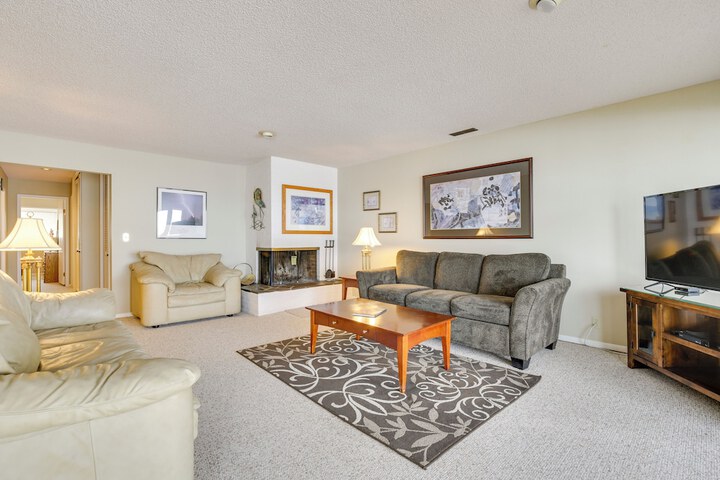 Lincoln City Condo: Pool Access Walk to Beach!