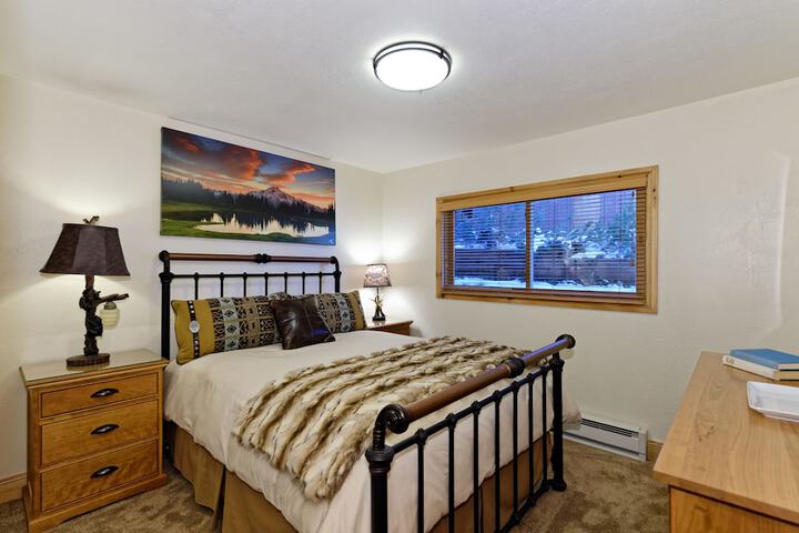 The Crestwood Condominiums