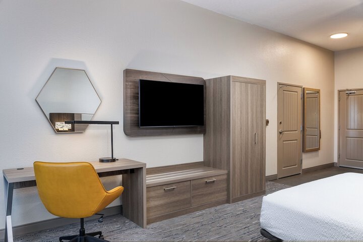 Holiday Inn Express & Suites Green Bay East by IHG