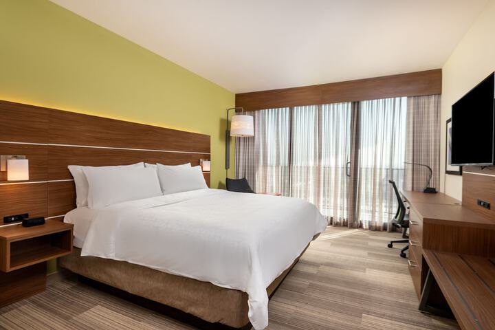 Holiday Inn Express & Suites Santa Ana - Orange County by IHG