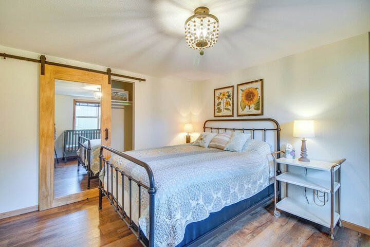 On-site Lake Access: Group Getaway in Afton