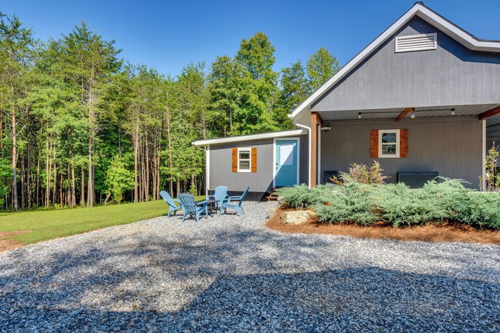 Cozy Clarkesville Getaway w / Fire Pit!