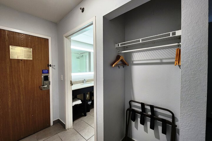 Room 11 of 32