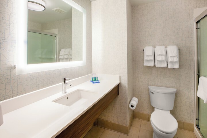 Holiday Inn Express & Suites Glendale Downtown by IHG