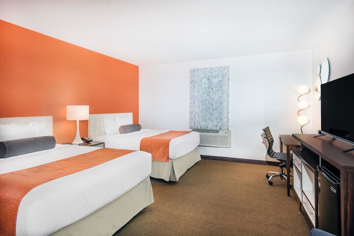Howard Johnson by Wyndham Quincy / Boston