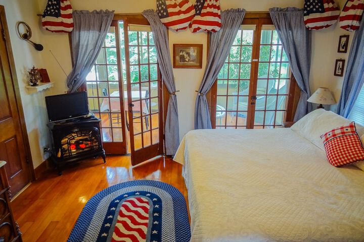Lake Ripley Lodge w Lake Front Rooms Grand Porch, Kayaks & Paddleboard