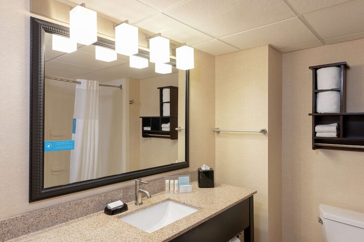 Hampton Inn & Suites Cleveland-Airport / Middleburg Heights