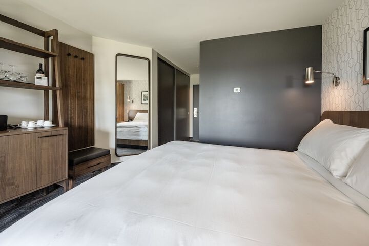 Room 27 of 40