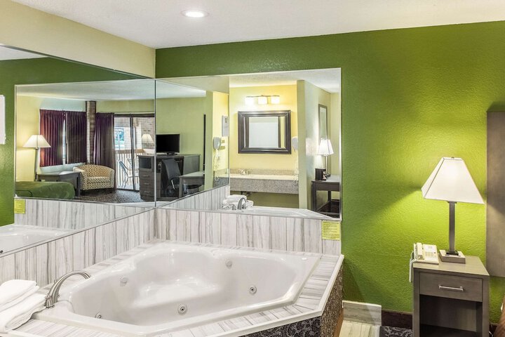 Room 32 of 38
