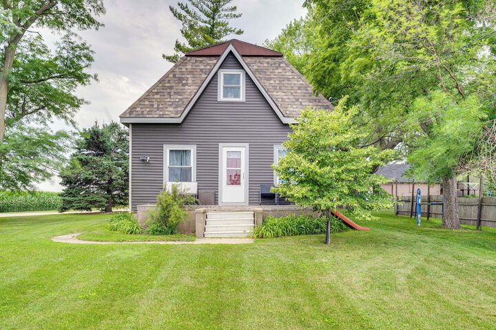 Charming Eagle Grove Farmhouse w / Patio!
