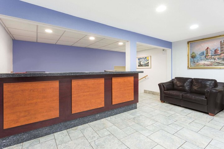 Super 8 by Wyndham Kenosha / Pleasant Prairie