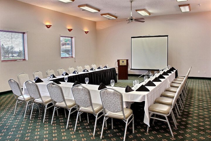 Ballroom/Hall 34 of 40