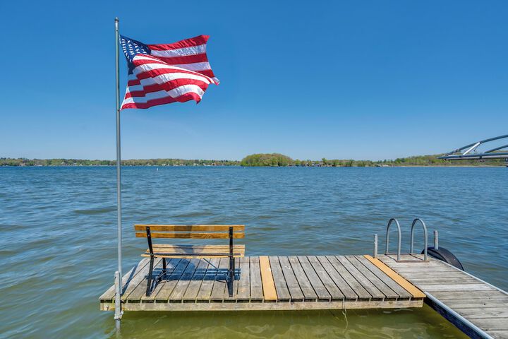 Charming Lake Ripley Cottage w / Water View!
