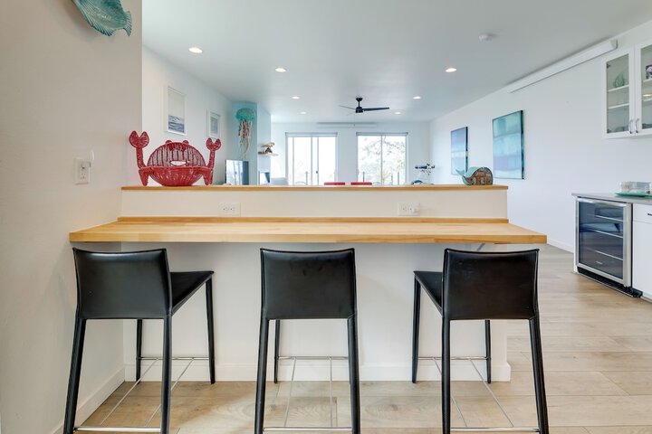 Scenic Depoe Bay Townhome w / Deck 1 Mi to Parks!
