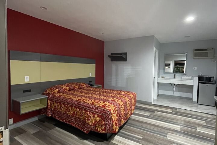 Room 21 of 28