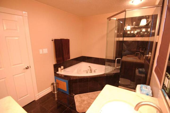 Tacit Shadow Resort Aviator Queen Suite Gym, Coffee Bar, Hot-Tub, Free Laundry, Food Available