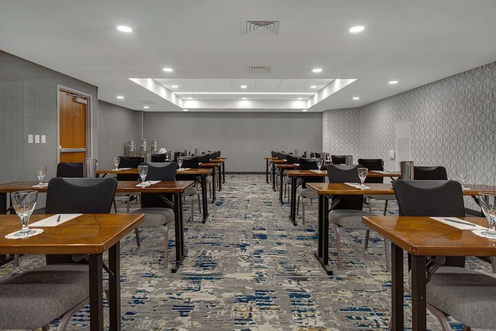 Embassy Suites by Hilton Detroit Metro Airport