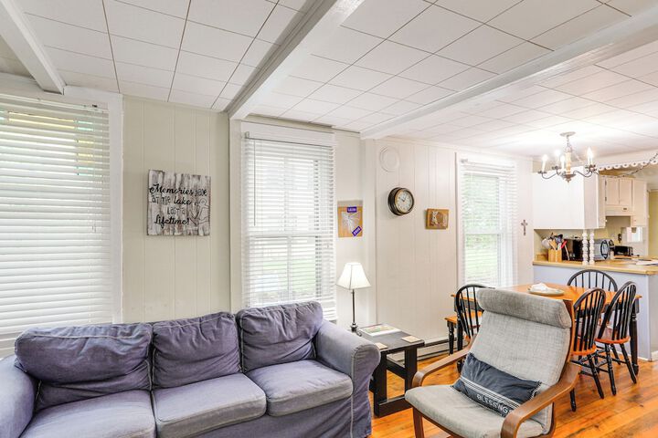 Walk to Lake: Historic Lakeside Marblehead Cottage