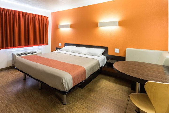 Room 14 of 27