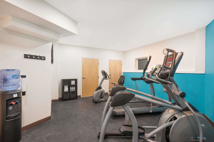 Howard Johnson by Wyndham Quincy / Boston