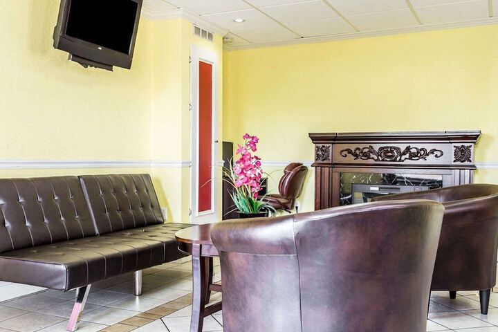 Econo Lodge Inn & Suites Matthews - Charlotte