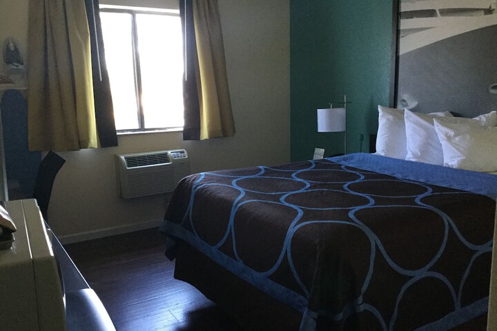 Room 13 of 32