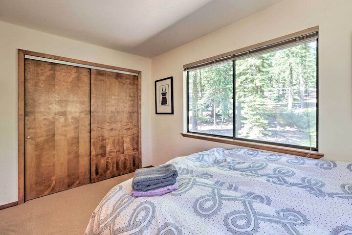 North Lake Tahoe Cabin: 4 Mi to the Beach!