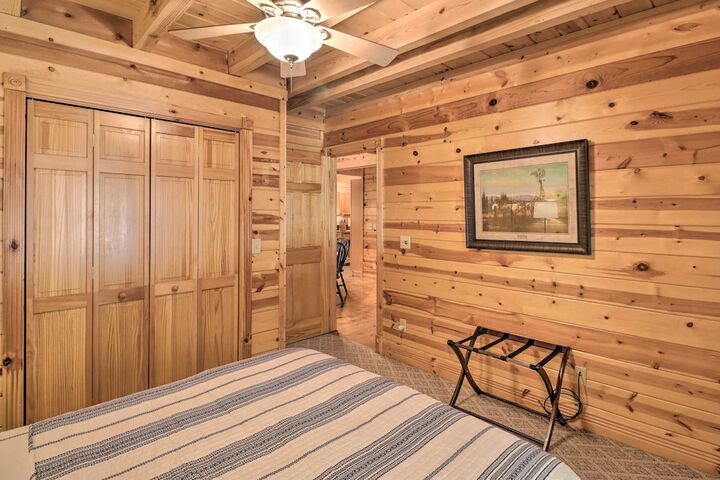 serenity Woods Cabin w / Hot Tub & Fire Pit