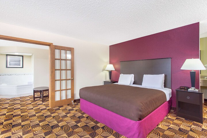AmericInn by Wyndham Elkhorn Near Lake Geneva